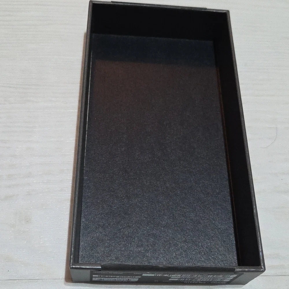 For sale is only the empty box with everything seen in Galaxy S25 Smartphone Box